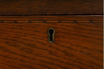 イギリスアンティーク　1920年頃　オーク材　シンプルな中に細やかな意匠が感じられるドレッシングチェスト　(R-058294)