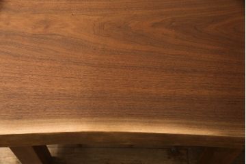中古　美品　IDC大塚家具取り扱い　木の温もりを感じられるウォールナット1枚板のダイニングテーブル(4人掛け、6人掛け、作業台)(定価約50万円)(R-058299)