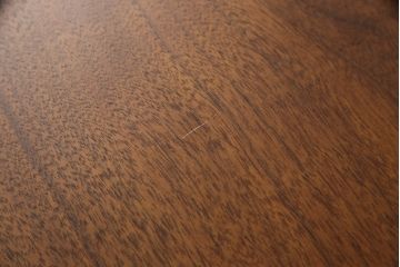 中古　美品　IDC大塚家具取り扱い　木の温もりを感じられるウォールナット1枚板のダイニングテーブル(4人掛け、6人掛け、作業台)(定価約50万円)(R-058299)