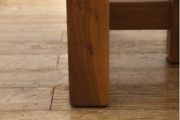 中古　美品　IDC大塚家具取り扱い　木の温もりを感じられるウォールナット1枚板のダイニングテーブル(4人掛け、6人掛け、作業台)(定価約50万円)(R-058299)