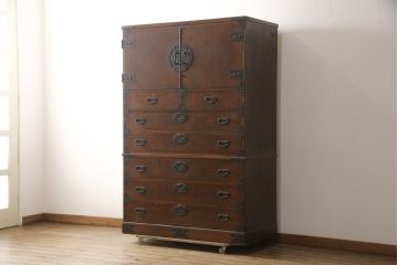 中古　美品　国産　欅(ケヤキ)材　小物も一緒に収納できる奥行きたっぷりの衣装盆が珍しい和箪笥(引き出し、着物たんす、衣装箪笥、収納タンス)(R-058306)