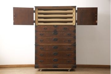 中古　美品　国産　欅(ケヤキ)材　小物も一緒に収納できる奥行きたっぷりの衣装盆が珍しい和箪笥(引き出し、着物たんす、衣装箪笥、収納タンス)(R-058306)