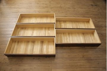 中古　美品　国産　欅(ケヤキ)材　小物も一緒に収納できる奥行きたっぷりの衣装盆が珍しい和箪笥(引き出し、着物たんす、衣装箪笥、収納タンス)(R-058306)