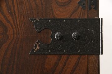 中古　美品　国産　欅(ケヤキ)材　小物も一緒に収納できる奥行きたっぷりの衣装盆が珍しい和箪笥(引き出し、着物たんす、衣装箪笥、収納タンス)(R-058306)