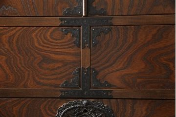 中古　美品　国産　欅(ケヤキ)材　小物も一緒に収納できる奥行きたっぷりの衣装盆が珍しい和箪笥(引き出し、着物たんす、衣装箪笥、収納タンス)(R-058306)