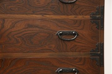 中古　美品　国産　欅(ケヤキ)材　小物も一緒に収納できる奥行きたっぷりの衣装盆が珍しい和箪笥(引き出し、着物たんす、衣装箪笥、収納タンス)(R-058306)