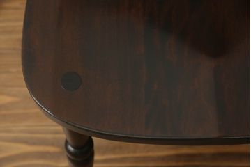 中古　美品　北海道民芸家具　クラシカルな雰囲気を醸し出すダイニングチェア2脚セット(椅子、板座チェア)(R-058310)