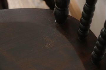 中古　美品　北海道民芸家具　クラシカルな雰囲気を醸し出すダイニングチェア2脚セット(椅子、板座チェア)(R-058310)