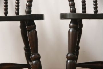 中古　美品　北海道民芸家具　クラシカルな雰囲気を醸し出すダイニングチェア2脚セット(椅子、板座チェア)(R-058310)