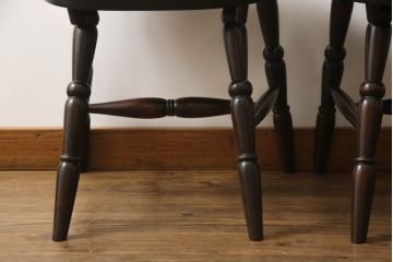 中古　美品　北海道民芸家具　クラシカルな雰囲気を醸し出すダイニングチェア2脚セット(椅子、板座チェア)(R-058310)