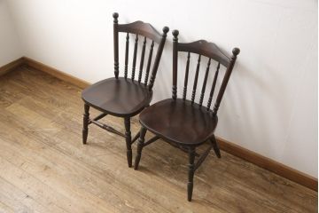 中古　美品　北海道民芸家具　クラシカルな雰囲気を醸し出すダイニングチェア　デザイン違い2脚セット(椅子、板座チェア)(R-058311)