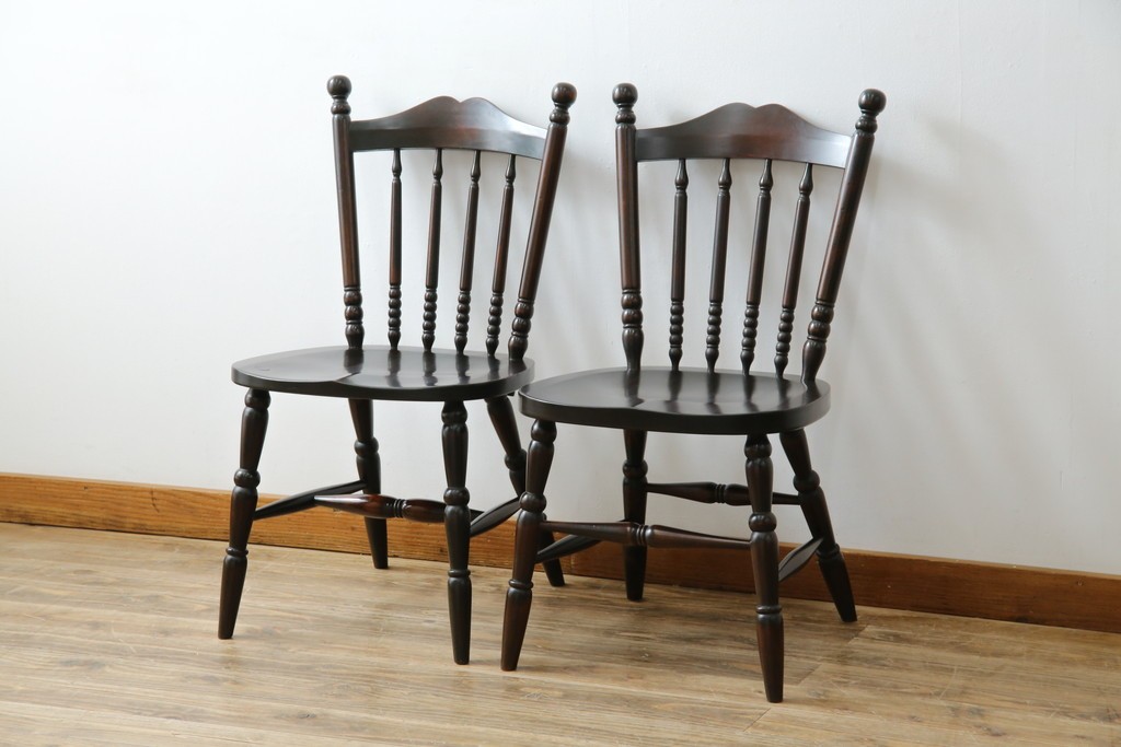 中古　美品　北海道民芸家具　クラシカルな雰囲気を醸し出すダイニングチェア　デザイン違い2脚セット (R-058311)