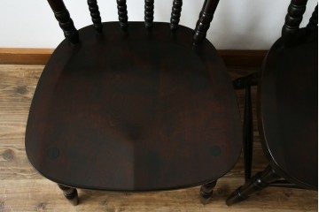 中古　美品　北海道民芸家具　クラシカルな雰囲気を醸し出すダイニングチェア　デザイン違い2脚セット (R-058311)