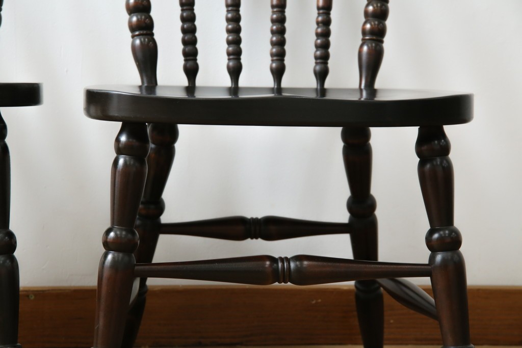 中古　美品　北海道民芸家具　クラシカルな雰囲気を醸し出すダイニングチェア　デザイン違い2脚セット (R-058311)