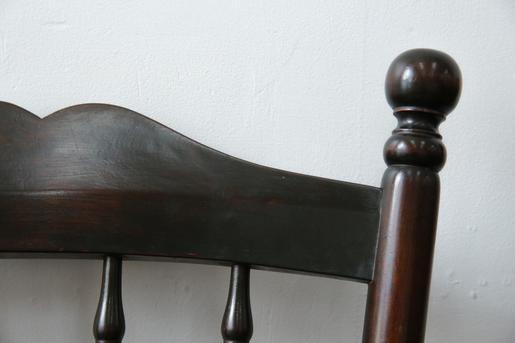 中古　美品　北海道民芸家具　クラシカルな雰囲気を醸し出すダイニングチェア　デザイン違い2脚セット (R-058311)