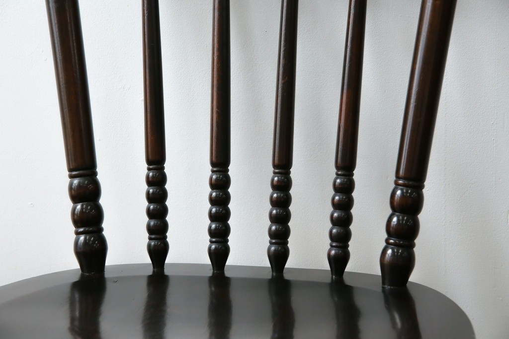 中古　美品　北海道民芸家具　クラシカルな雰囲気を醸し出すダイニングチェア　デザイン違い2脚セット (R-058311)