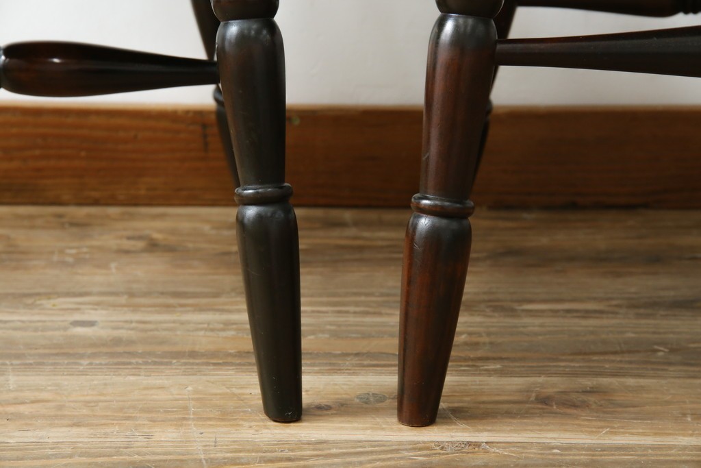 中古　美品　北海道民芸家具　クラシカルな雰囲気を醸し出すダイニングチェア　デザイン違い2脚セット (R-058311)