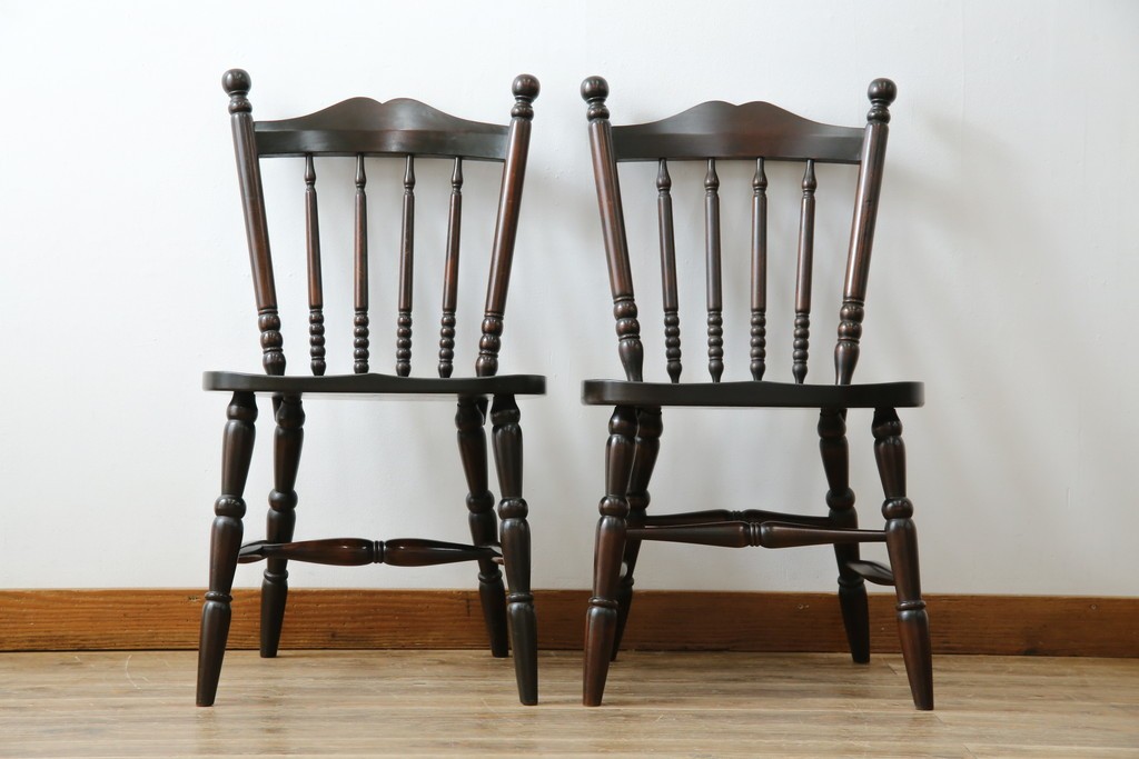 中古　美品　北海道民芸家具　クラシカルな雰囲気を醸し出すダイニングチェア　デザイン違い2脚セット (R-058311)