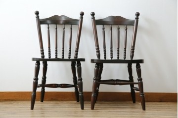 中古　美品　北海道民芸家具　クラシカルな雰囲気を醸し出すダイニングチェア　デザイン違い2脚セット (R-058311)