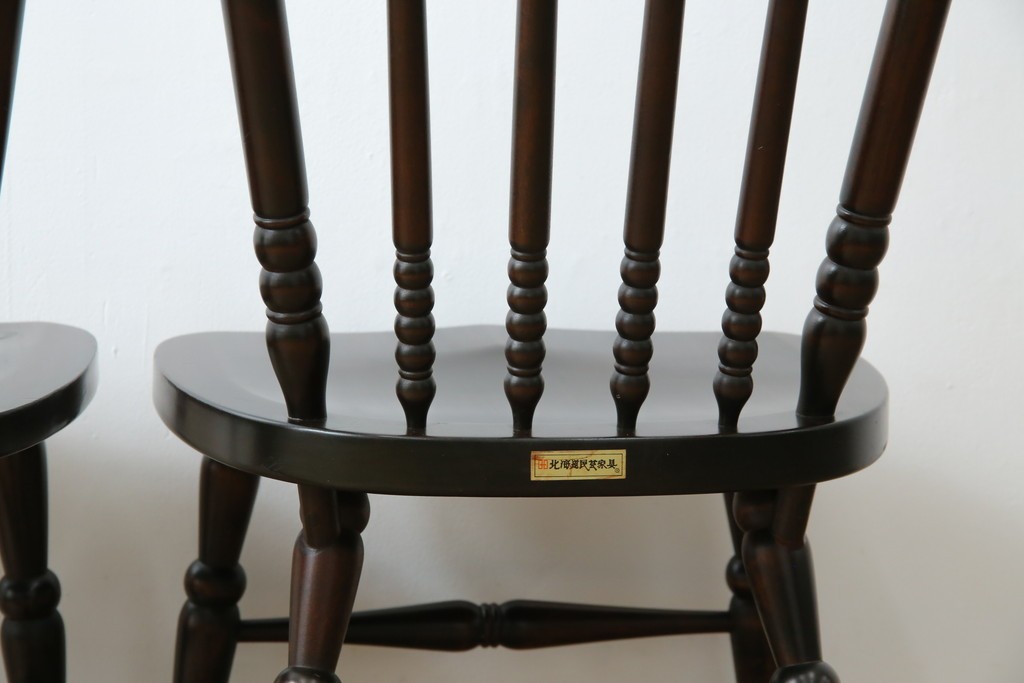 中古　美品　北海道民芸家具　クラシカルな雰囲気を醸し出すダイニングチェア　デザイン違い2脚セット (R-058311)