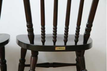 中古　美品　北海道民芸家具　クラシカルな雰囲気を醸し出すダイニングチェア　デザイン違い2脚セット (R-058311)