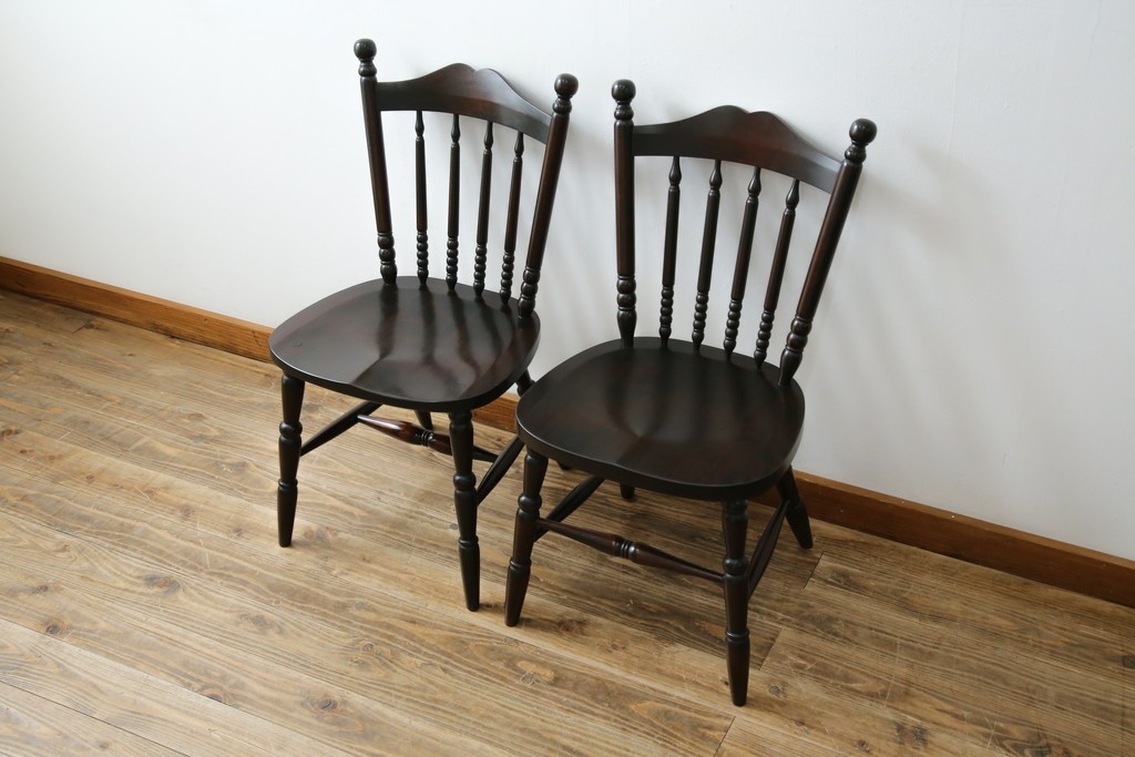 中古　美品　北海道民芸家具　クラシカルな雰囲気を醸し出すダイニングチェア　デザイン違い2脚セット (R-058311)