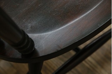 中古　美品　北海道民芸家具　クラシカルな雰囲気を醸し出すダイニングチェア　デザイン違い2脚セット (R-058311)