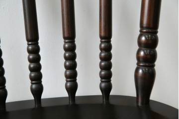 中古　美品　北海道民芸家具　クラシカルな雰囲気を醸し出すダイニングチェア　デザイン違い2脚セット (R-058311)