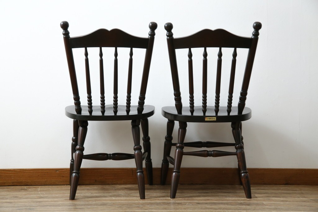 中古　美品　北海道民芸家具　クラシカルな雰囲気を醸し出すダイニングチェア　デザイン違い2脚セット (R-058311)
