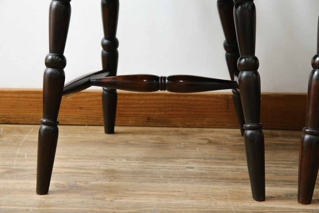 中古　美品　北海道民芸家具　クラシカルな雰囲気を醸し出すダイニングチェア　デザイン違い2脚セット (R-058311)
