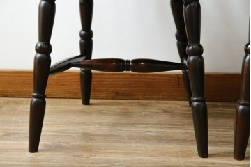 中古　美品　北海道民芸家具　クラシカルな雰囲気を醸し出すダイニングチェア　デザイン違い2脚セット (R-058311)