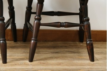 中古　美品　北海道民芸家具　クラシカルな雰囲気を醸し出すダイニングチェア　デザイン違い2脚セット (R-058311)