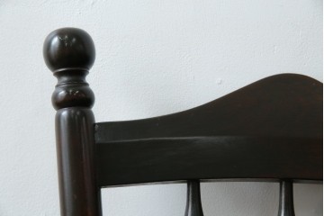 中古　美品　北海道民芸家具　クラシカルな雰囲気を醸し出すダイニングチェア　デザイン違い2脚セット (R-058311)