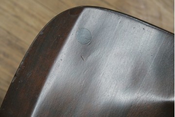 中古　美品　北海道民芸家具　クラシカルな雰囲気を醸し出すダイニングチェア　デザイン違い2脚セット (R-058311)