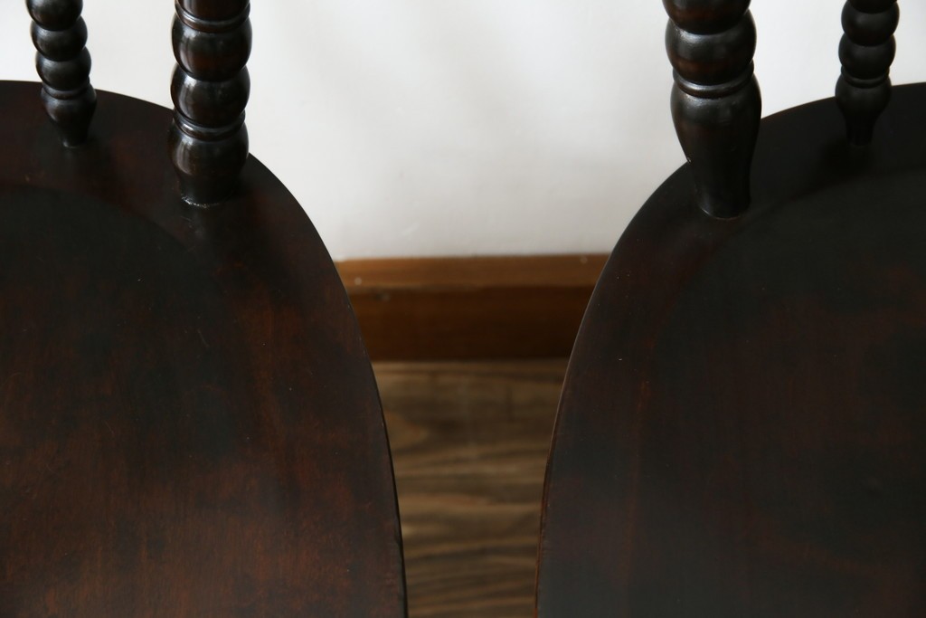 中古　美品　北海道民芸家具　クラシカルな雰囲気を醸し出すダイニングチェア　デザイン違い2脚セット (R-058311)