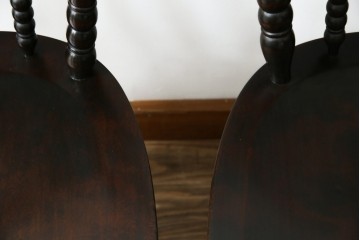 中古　美品　北海道民芸家具　クラシカルな雰囲気を醸し出すダイニングチェア　デザイン違い2脚セット (R-058311)