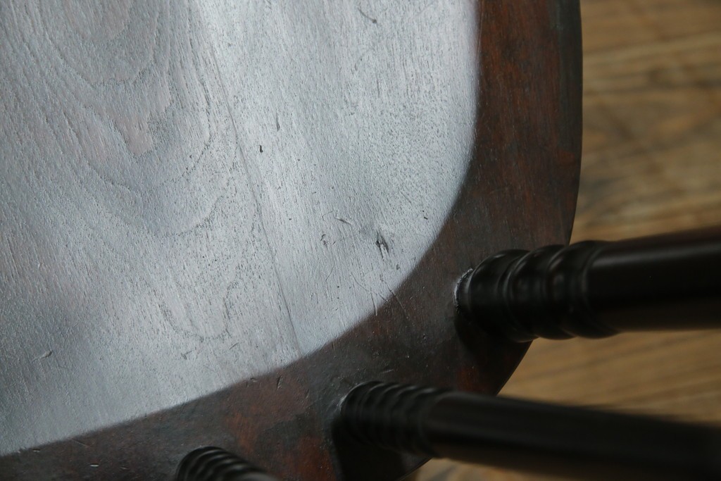 中古　美品　北海道民芸家具　クラシカルな雰囲気を醸し出すダイニングチェア　デザイン違い2脚セット (R-058311)