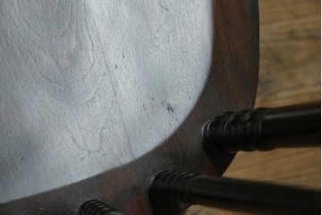 中古　美品　北海道民芸家具　クラシカルな雰囲気を醸し出すダイニングチェア　デザイン違い2脚セット (R-058311)