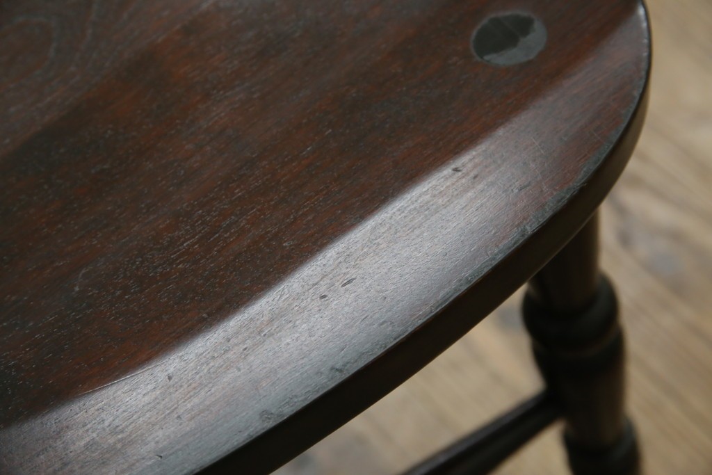 中古　美品　北海道民芸家具　クラシカルな雰囲気を醸し出すダイニングチェア　デザイン違い2脚セット (R-058311)