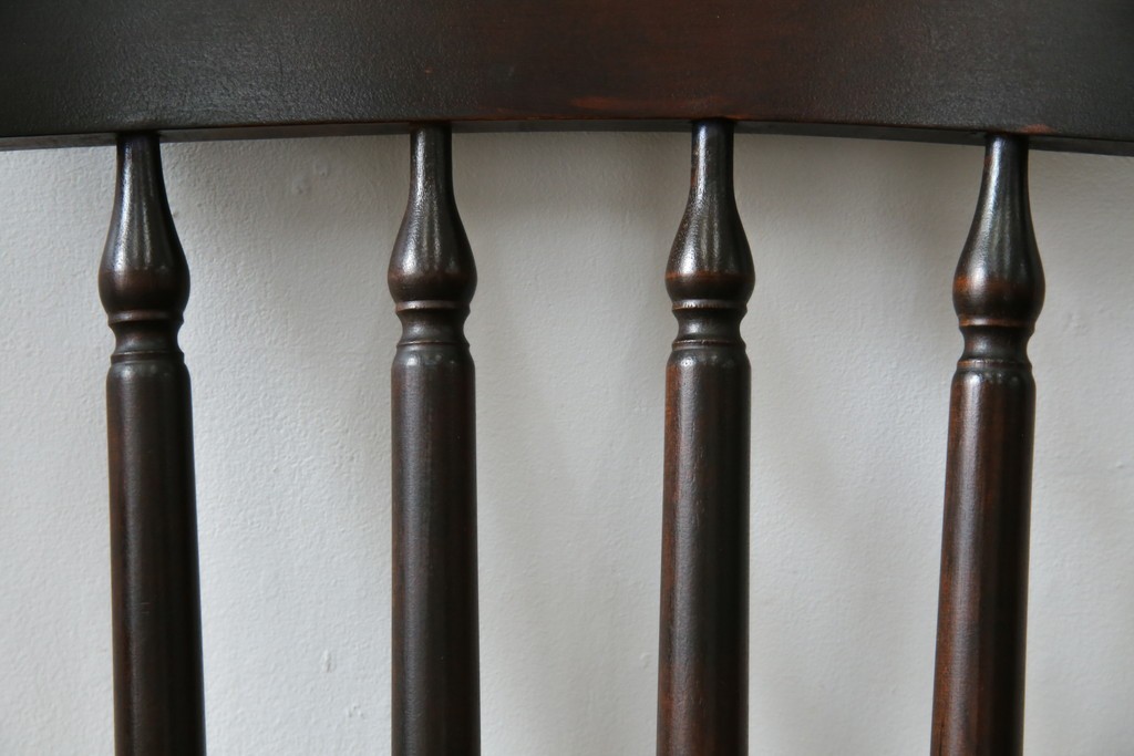 中古　美品　北海道民芸家具　クラシカルな雰囲気を醸し出すダイニングチェア　デザイン違い2脚セット (R-058311)