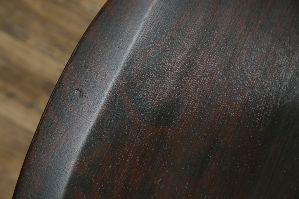 中古　美品　北海道民芸家具　クラシカルな雰囲気を醸し出すダイニングチェア　デザイン違い2脚セット (R-058311)