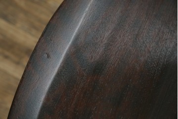 中古　美品　北海道民芸家具　クラシカルな雰囲気を醸し出すダイニングチェア　デザイン違い2脚セット (R-058311)