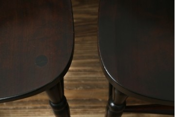 中古　美品　北海道民芸家具　クラシカルな雰囲気を醸し出すダイニングチェア　デザイン違い2脚セット (R-058311)