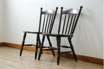 中古　美品　北海道民芸家具　クラシカルな雰囲気を醸し出すダイニングチェア　デザイン違い2脚セット (R-058311)