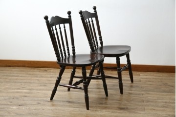 中古　美品　北海道民芸家具　クラシカルな雰囲気を醸し出すダイニングチェア　デザイン違い2脚セット (R-058311)