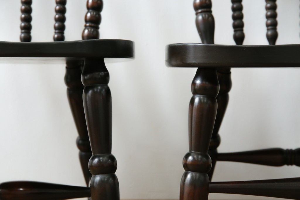 中古　美品　北海道民芸家具　クラシカルな雰囲気を醸し出すダイニングチェア　デザイン違い2脚セット (R-058311)