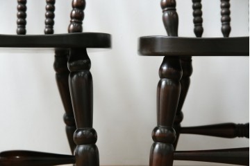 中古　美品　北海道民芸家具　クラシカルな雰囲気を醸し出すダイニングチェア　デザイン違い2脚セット (R-058311)