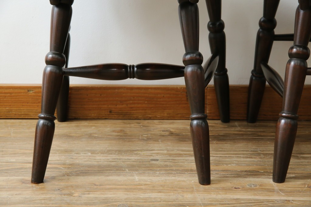 中古　美品　北海道民芸家具　クラシカルな雰囲気を醸し出すダイニングチェア　デザイン違い2脚セット (R-058311)