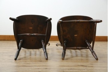 中古　美品　北海道民芸家具　クラシカルな雰囲気を醸し出すダイニングチェア　デザイン違い2脚セット (R-058311)