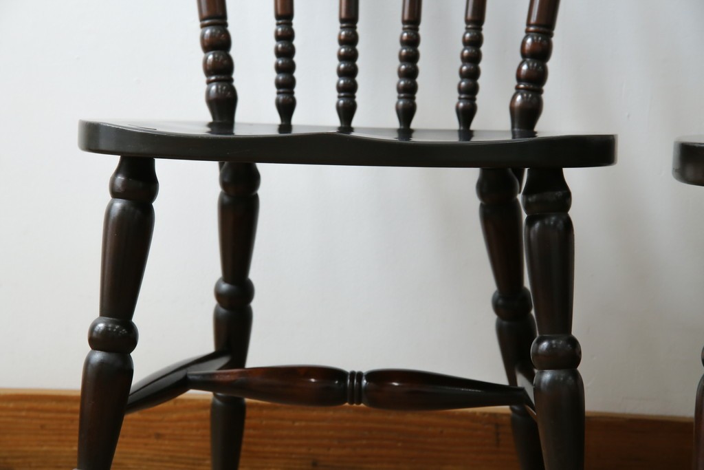 中古　美品　北海道民芸家具　クラシカルな雰囲気を醸し出すダイニングチェア　デザイン違い2脚セット (R-058311)